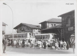 Hermanas de la Caridad-en ikasleak autobusaren zain
