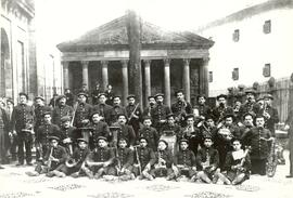 Banda de música La Dinamita junto al Árbol de Gernika