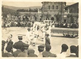 Dantzari taldea dantzan. 1912. urtea