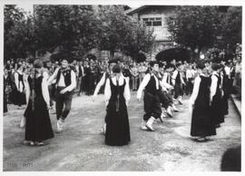 Andra Mari dantza taldeko kideak dantzan (1/2)
