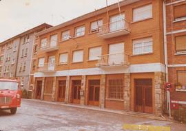 Fotografía de los locales gimnasio municipal, delegación local del movimiento, sección femenina y...