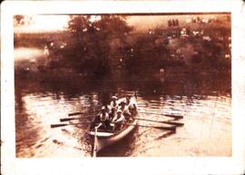 Fotografía de un batel en el río Ibaizabal con seis remeros