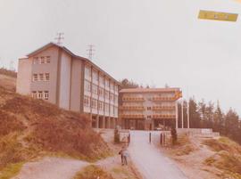 Fotografía del grupo escolar y casas de maestros Eperlanda