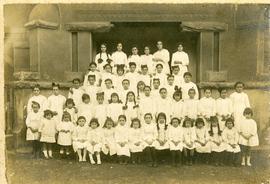 Grupo de colegialas del colegio Santa Bárbara en Zuazo