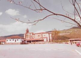 Tres fotografías de la iglesia de Santa María de Elejalde