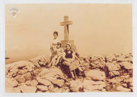 Dos mujeres y niña en Bacigalupe (Gorbea)